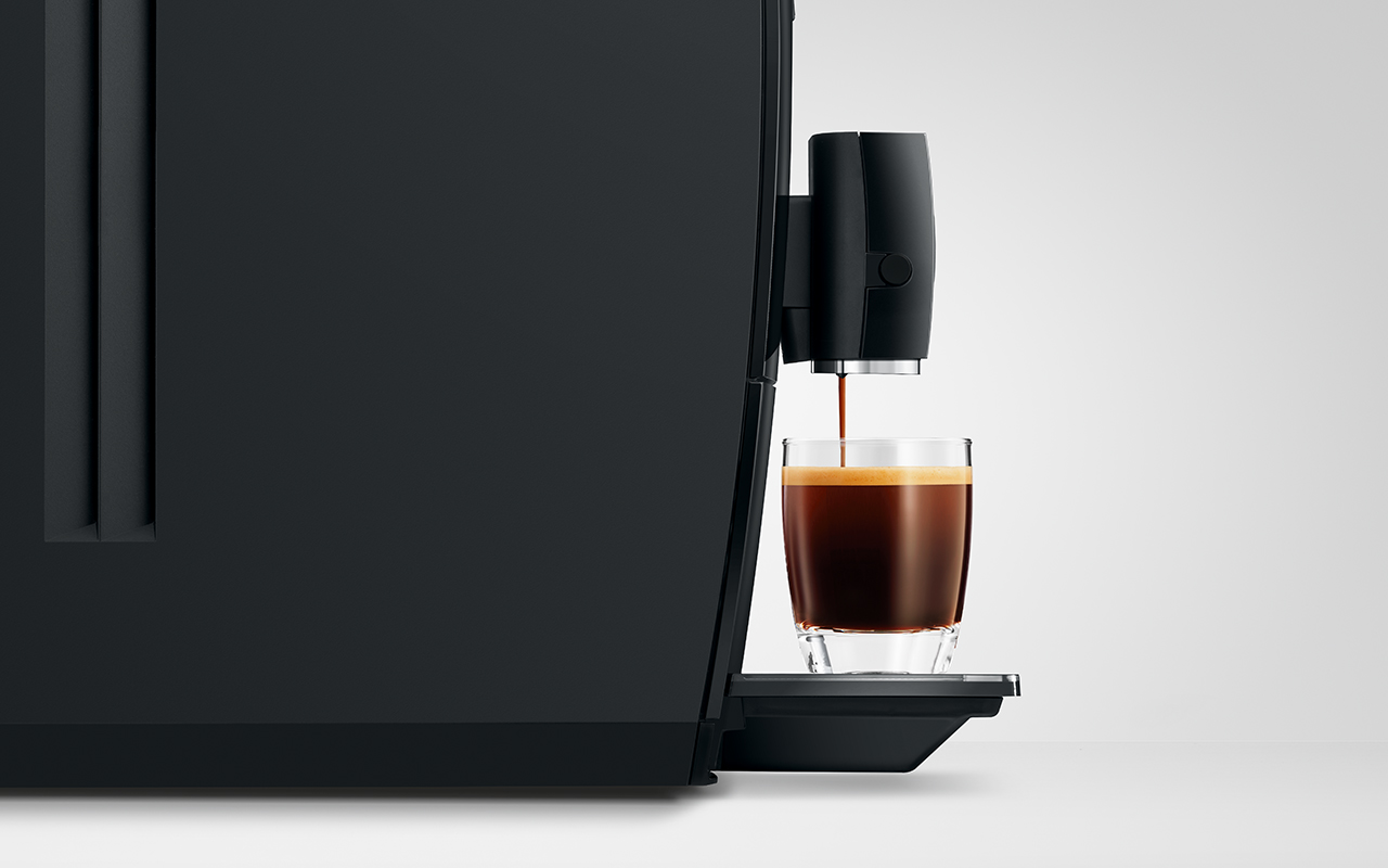 JURA A8 Piano Black EA – przygotowanie kawy przez podwójną wylewkę